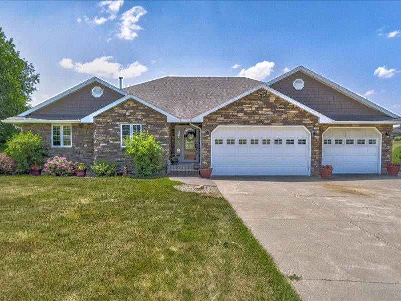 Great location 15 minutes east of Marion! 21873 98th St , Anamosa IA